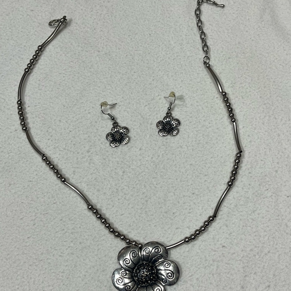 Elegant Silver Floral Necklace and Earring Set